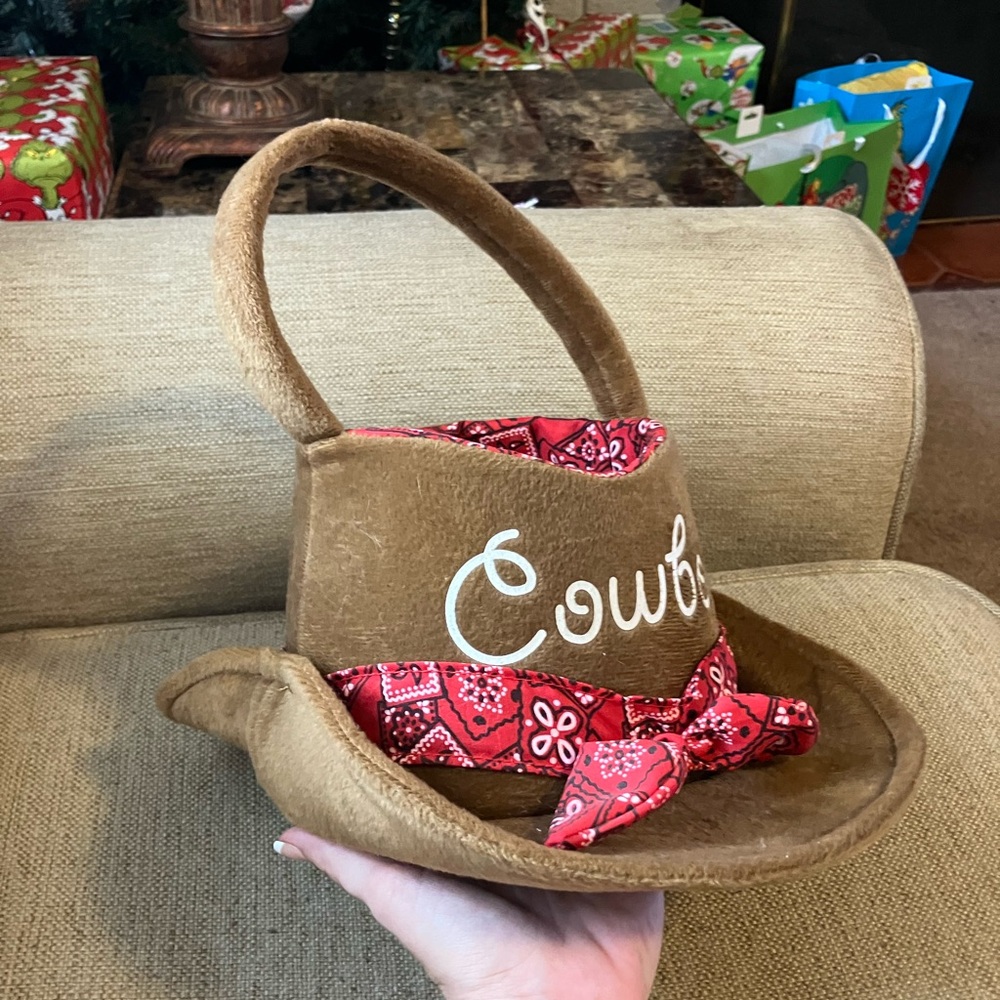Cowboy hat basket with bandana - Picture 4 of 4